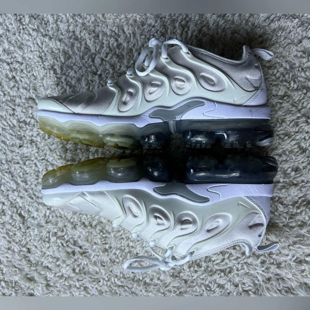 Men’s 7.5/ Women’s 9 Nike Air VaporMax Plus White Sneakers